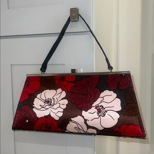 Beautiful floral purse with patent leather handles & bottom. Roomy. Feminine.